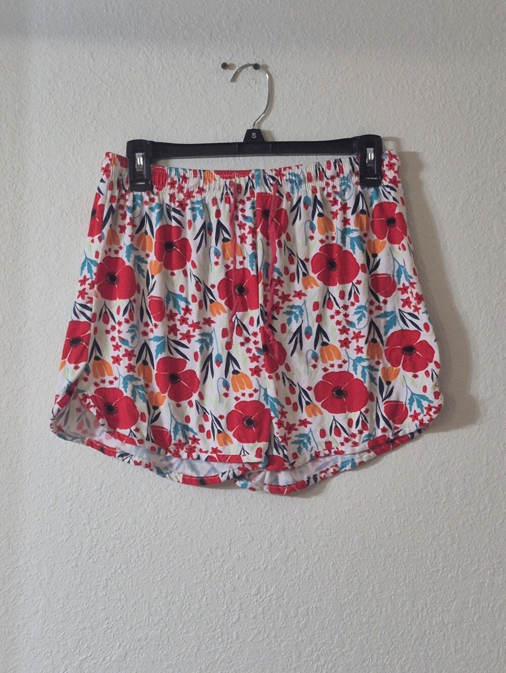 Floral Print Elastic Waist Women’s Shorts - White with Red Flowers